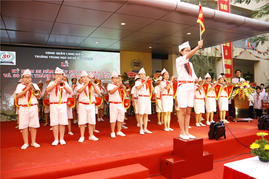 Đội nghi lễ trong nghi thức chào cờ.JPG